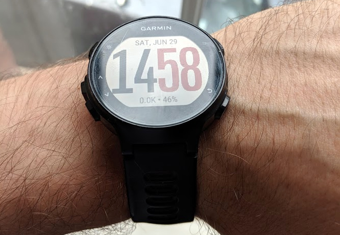 This is how the watch face of the Garming Forerunner 735XT  looks in broad daylight. As you can see it is very clear.